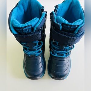 Carters snow boots size 8